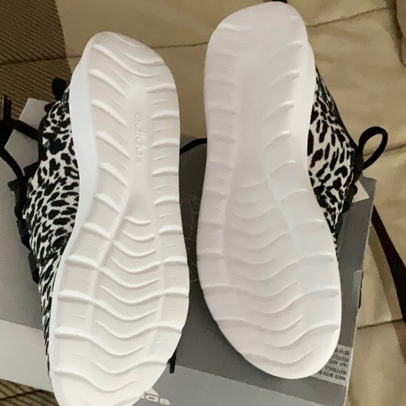 NWT Adidas cloudfoam sneakers. Size 7 - Picture 5 of 6